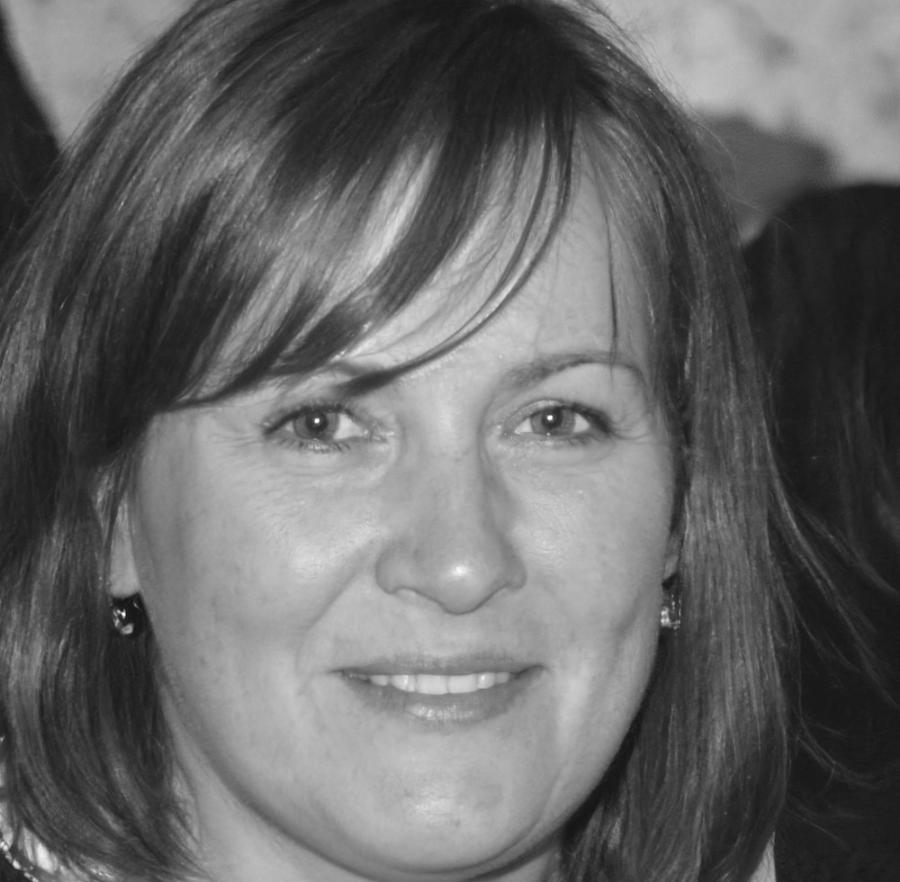 Portrait de Sarah Dubois, ingénieure spécialiste en évaluation de réserves