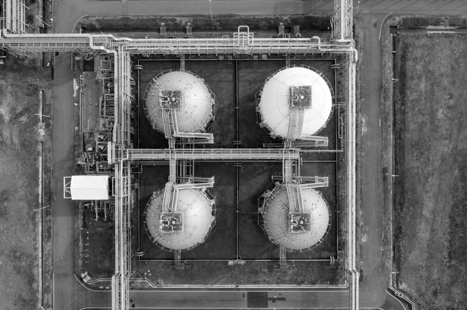 Équipement d'exploration pétrolière moderne sur site industriel
