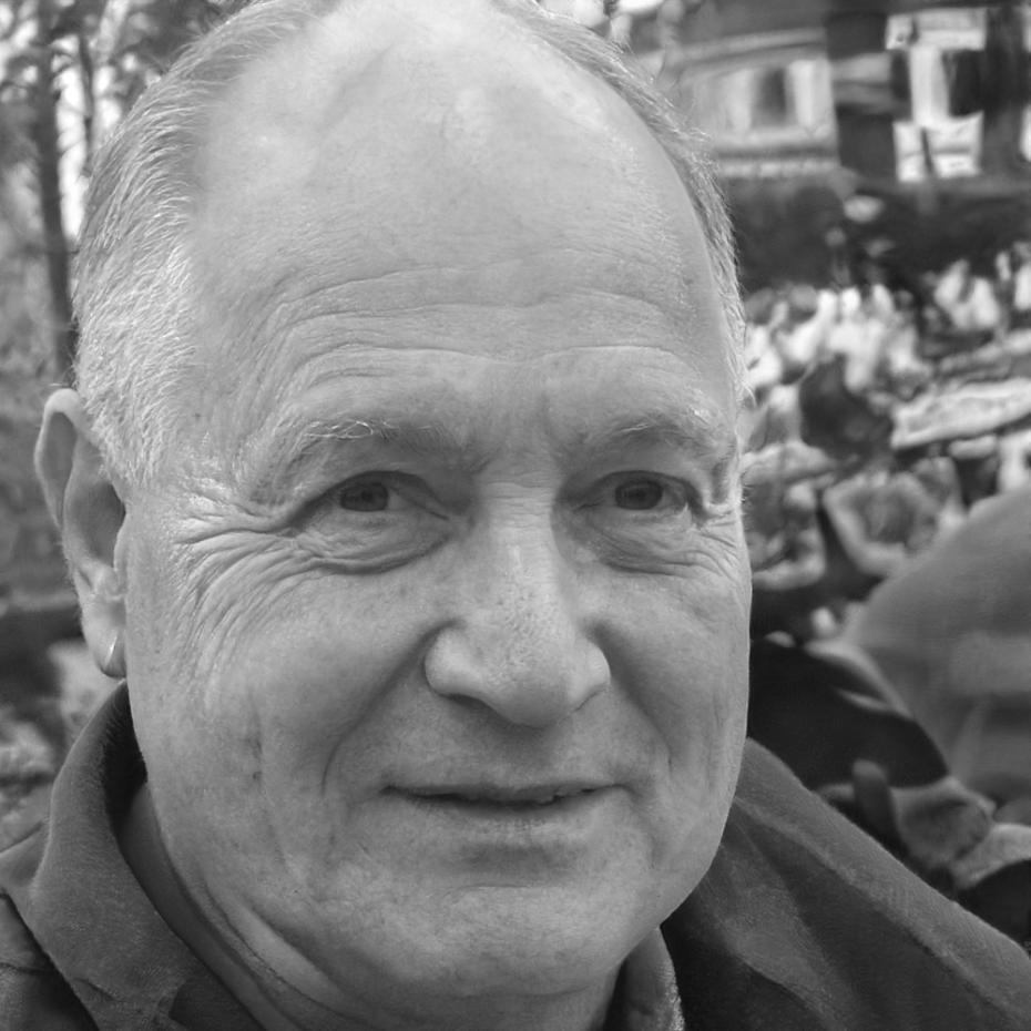 Portrait du Dr. Antoine Mercier, expert en géologie pétrolière